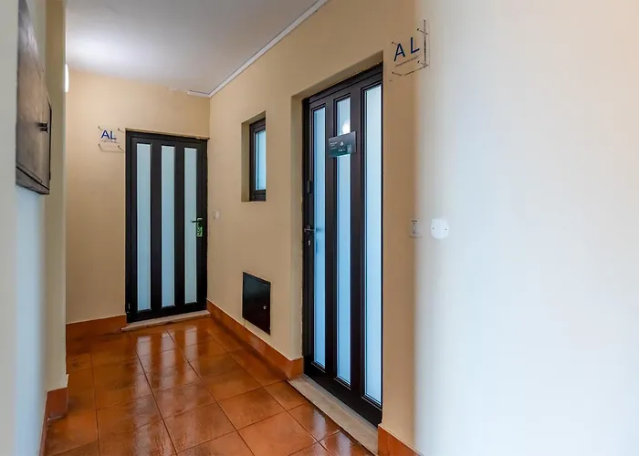 Tasteful 1 Bdr Flat W/balcony & Pool By Lovelystay *