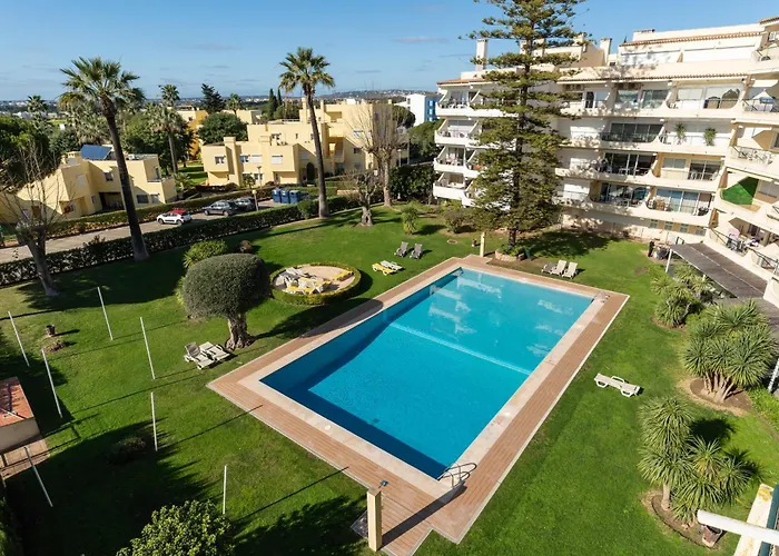 Tasteful 1 Bdr Flat W/balcony & Pool By Lovelystay