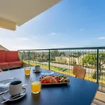 Tasteful 1 Bdr Flat W/balcony & Pool By Lovelystay Lägenhet