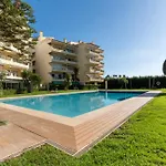 Tasteful 1 Bdr Flat W/balcony & Pool By Lovelystay Lägenhet